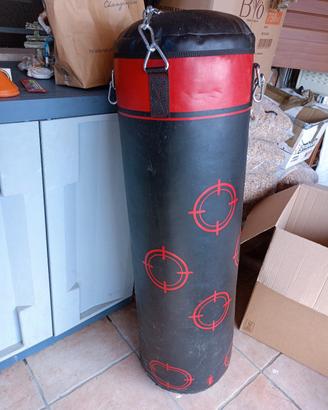 sacco da boxe con guantoni