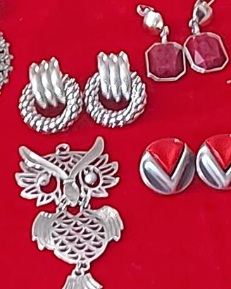 Prestigiosa bigiotteria  5 orecchini e un ciondolo