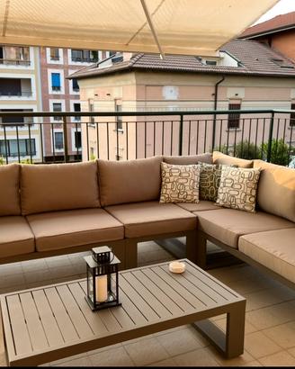Tavolo e divani terrazza