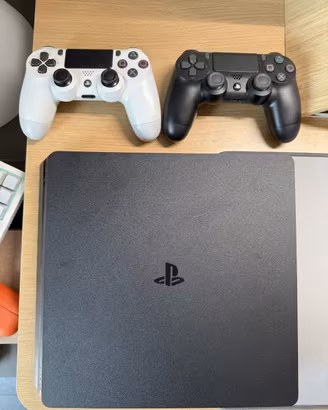 PlayStation 4 Slim 500 GB + Due Joypad