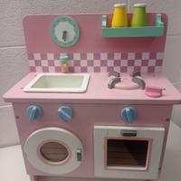 piccola cucina in legno giocattolo 