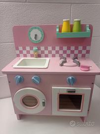 piccola cucina in legno giocattolo 