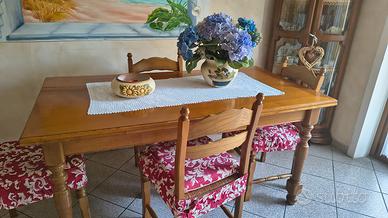 tavolo in legno con sedie