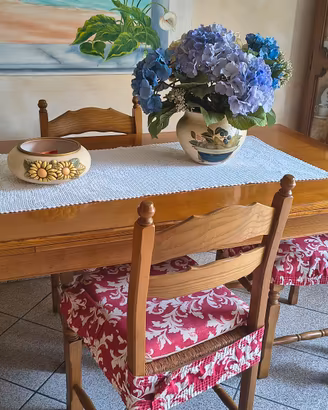 tavolo in legno con sedie