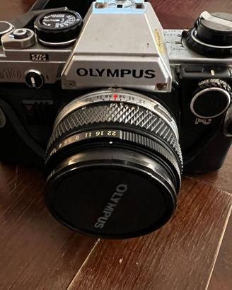 macchina fotografica OLYMPUS OM10 con 2 obiettivi