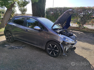 Peugeot 208 benzina incidentata