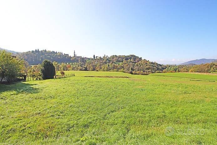 Rustico / Casale di 1200 m² con più di 5 locali e - Altro