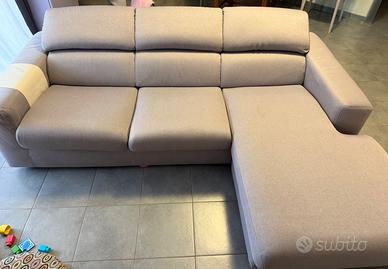 divano tre posti con chaise longue