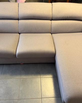 divano tre posti con chaise longue