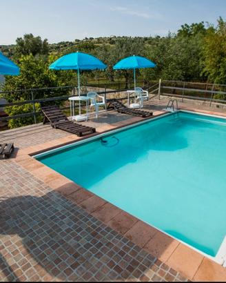 Villa con piscina, barbecue, terrazza e giardino 