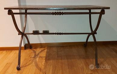 tavolo con ripiano in matmo