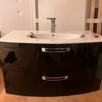 Mobile bagno nero lucido con piano bianco
