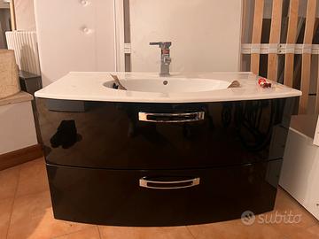 Mobile bagno nero lucido con piano bianco