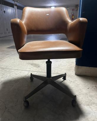 Sedia in pelle marrone  con rotelle