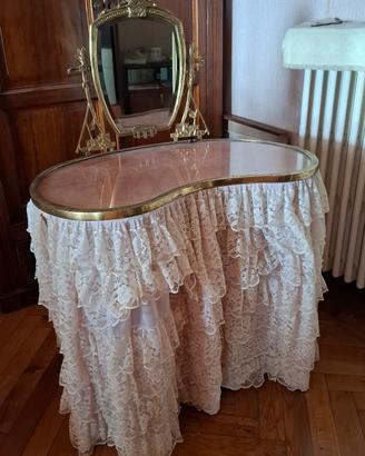 Toeletta da trucco con specchio