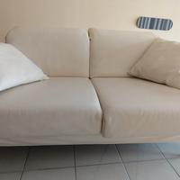 divano in pelle bianco con poggiatesta reclinabile