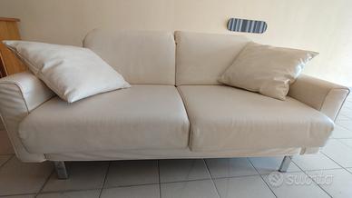 divano in pelle bianco con poggiatesta reclinabile