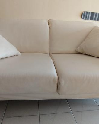 divano in pelle bianco con poggiatesta reclinabile