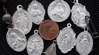 9 piccole medaglie religiose