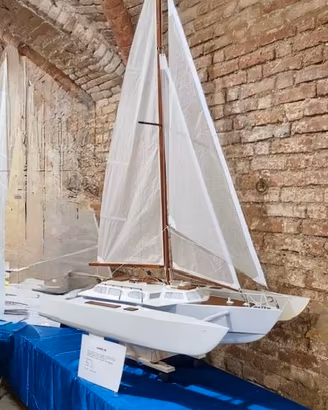 Modello barca  Trimarano a Vela RC / Statico