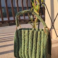 Borsa realizzata con uncinetto