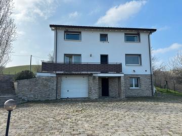 Elegante villa indipendente con terreno in collina