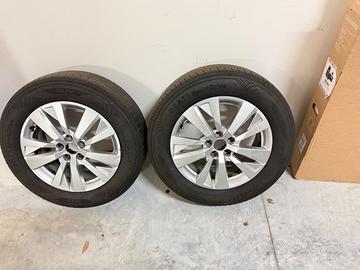 4 gomme quasi nuove montate su cerchio
