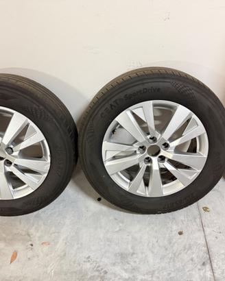 4 gomme quasi nuove montate su cerchio