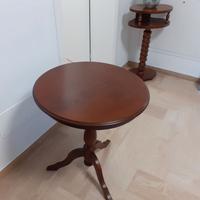 Tavolino in noce e colonnina porta telefono.