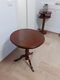 Tavolino in noce e colonnina porta telefono.