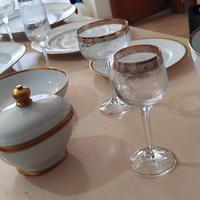 Servizio di piatti e bicchieri 