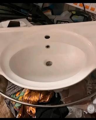 Lavandino con il suo Portasciugamani