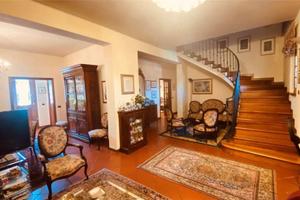 Villa di 260 m² con più di 5 locali e posto auto a