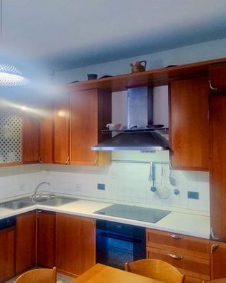Cucina in ciliegio con elettrodomestici