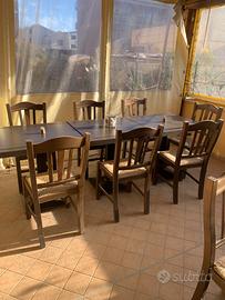10 tavoli e 23 sedie in legno