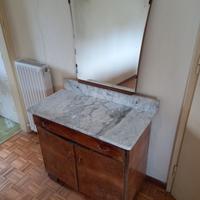 Comò in legno con specchio