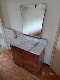 Comò in legno con specchio