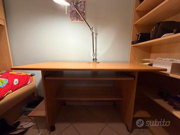 Scrivania porta pc colore legno chiaro