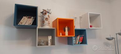 Scaffali (5) di vari colori