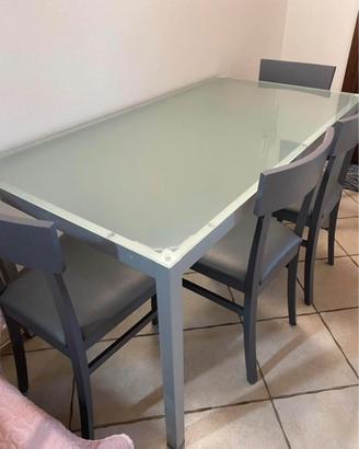 Tavolo in vetro con 4 sedie