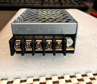 Alimentatore 12V 1.3A