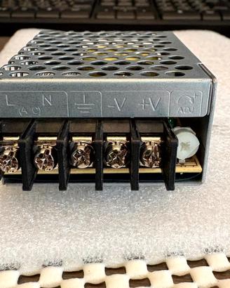 Alimentatore 12V 1.3A