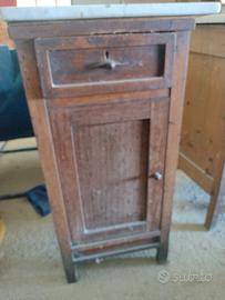 Coppia di Comodini Antichi in Legno