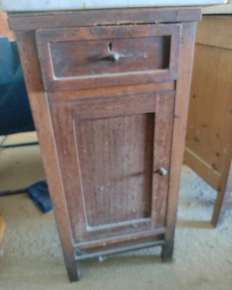 Coppia di Comodini Antichi in Legno