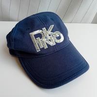 Cappellino con scritta Pinko in paiettes