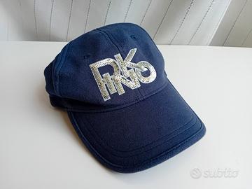 Cappellino con scritta Pinko in paiettes