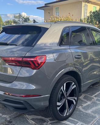 Audi Q3 2.0 (35) Tdi 150cv S-tronic Identity Black