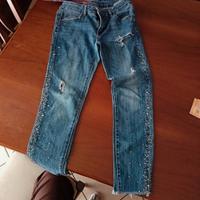 jeans strappati con brillantini sui bordi 