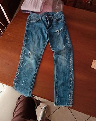 jeans strappati con brillantini sui bordi 