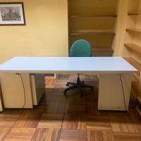 Scrivanie e scaffali da ufficio